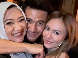 7 Foto Ibu Sabda Ahessa, Camer Wulan Guritno yang Gayanya Tak Kalah Stylish