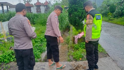 Polisi saat melakukan olah TKP dna mengecek lokasi jatuhnya siswa SD di Desa Pancasari, Sukasada, Buleleng