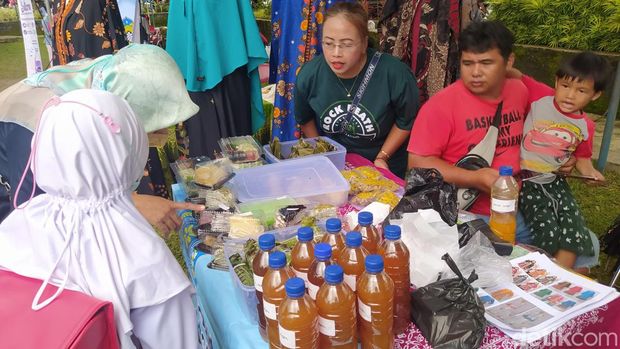 Suasana pasar murah di Lapangan Kwarasan, Kecamatan Magelang Tengah, Kota Magelang.