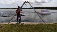 Pekerja menyelesaikan instalasi pendukung di Taman Hutan Raya (Tahura) Ngurah Rai.