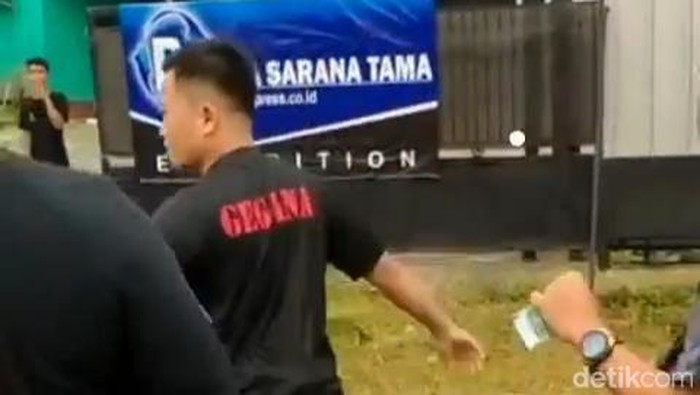 Tangkapan layar video keributan antara polisi dengan warga di Bandar Lampung.