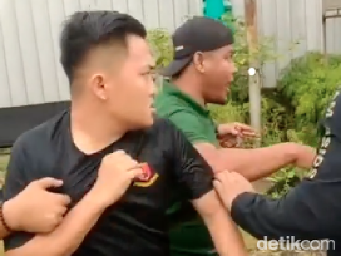 Tangkapan layar video keributan antara polisi dengan warga di Bandar Lampung.