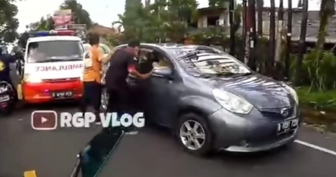 Tangkapan layar video viral mobil halangi ambulans