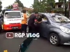 Video Viral Emak-emak Pemobil Halangi Ambulans Bawa Pasien di Puncak