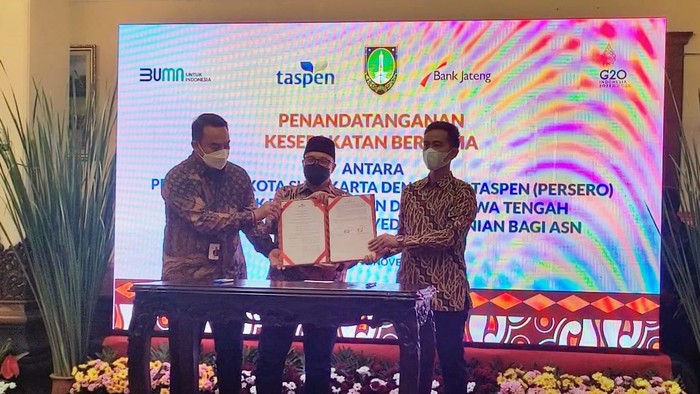 Penandatanganan MoU PT Taspen dengan Pemkot Solo di Balai Kota Solo, Kamis (10/11).