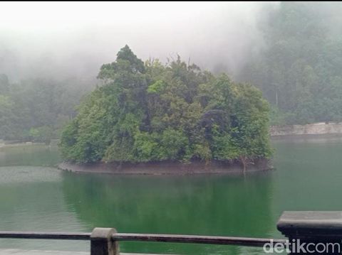 Telaga Sarangan merupakan destinasi wisata andalan di Magetan. Telaga ini juga dikenal dengan nama Telaga Pasir.