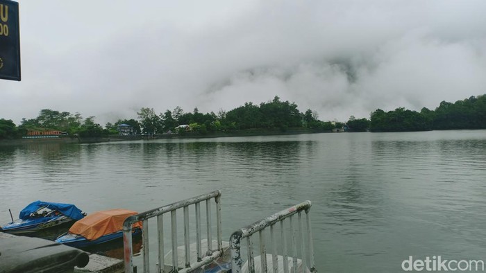 Telaga Sarangan merupakan destinasi wisata andalan di Magetan. Telaga ini juga dikenal dengan nama Telaga Pasir.