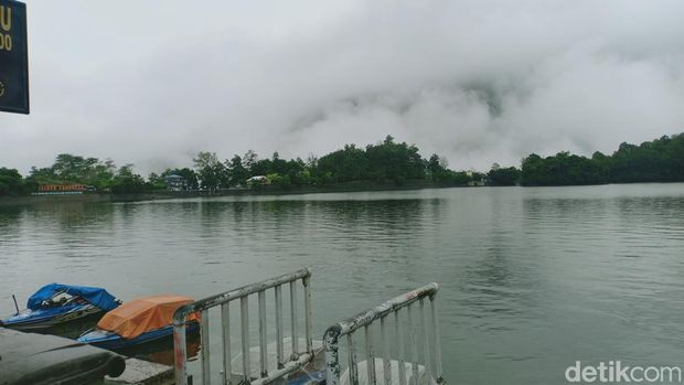 Telaga Sarangan merupakan destinasi wisata andalan di Magetan. Telaga ini juga dikenal dengan nama Telaga Pasir.
