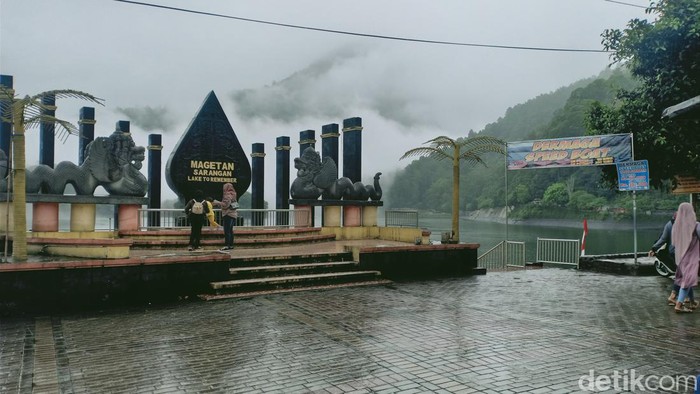 Telaga Sarangan merupakan destinasi wisata andalan di Magetan. Telaga ini juga dikenal dengan nama Telaga Pasir.