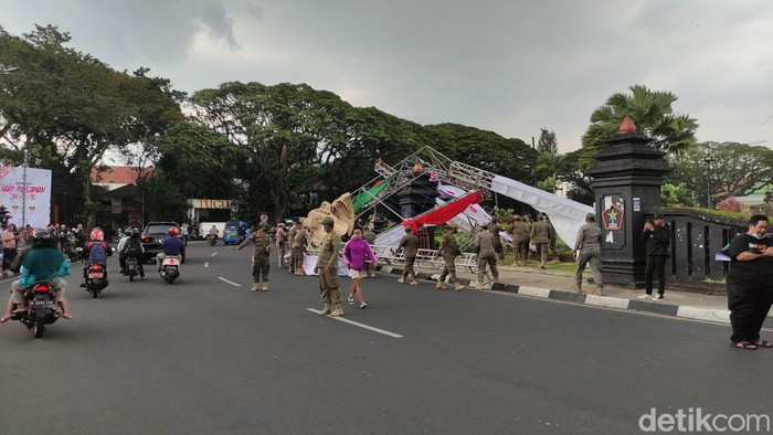tenda di balai kota malang roboh