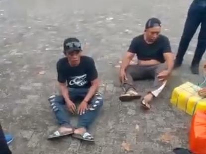 Terduga pelaku pengiriman detonator bom yang diamankan di perairan Situbondo