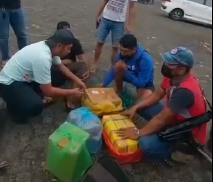 Terduga pelaku pengiriman detonator bom yang diamankan di perairan Situbondo