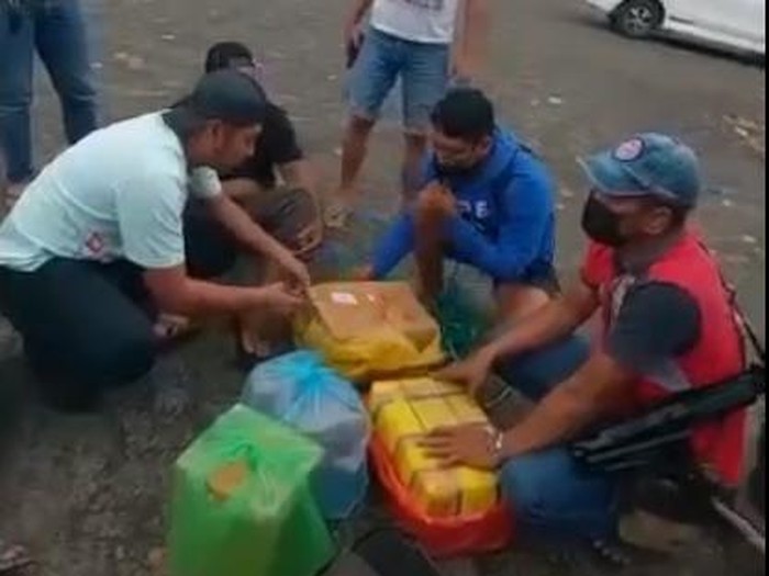 Terduga pelaku pengiriman detonator bom yang diamankan di perairan Situbondo