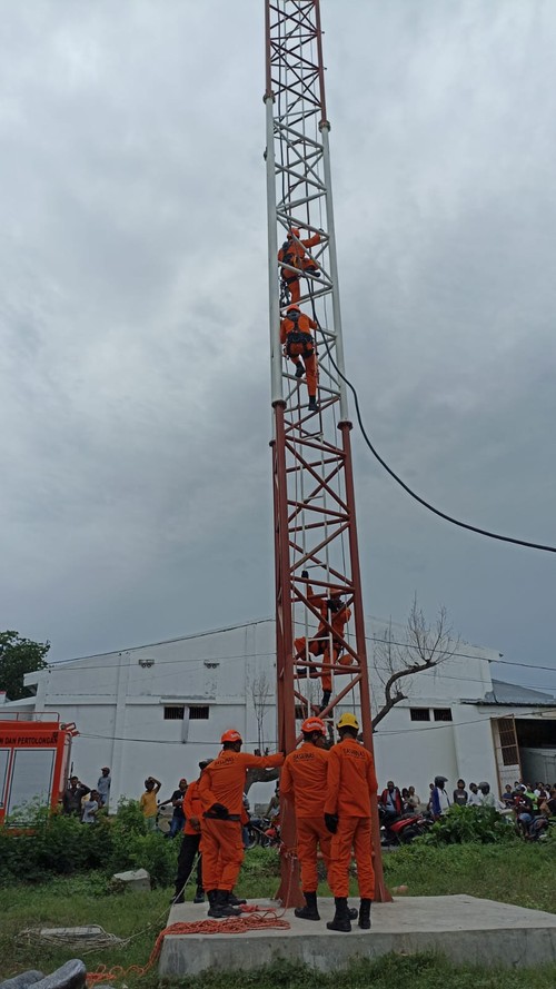 Tim SAR Maumere melakukan evakuasi Agustinus Woro dari Tower setinggi 38 meter (istimewa)