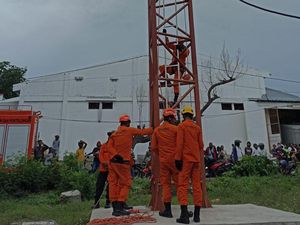 Pria di Maumere Dievakuasi Usai 3 Hari di Atas Tower Setinggi 38 Meter