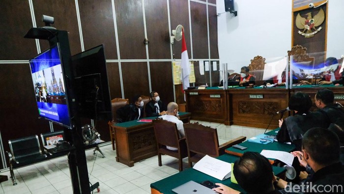 Tok! Keberatan Kompol Baiquni Ditolak di Kasus Perintangan Penyidikan Eksepsi atau nota keberatan Kompol Baiquni Wibowo ditolak majelis hakim PN Jaksel. Sidang perintangan penyidikan atau obstruction of justice kasus pembunuhan berencana terhadap Brigadir Yosua Hutabarat (Brigadir J) lanjut ke pembuktian.