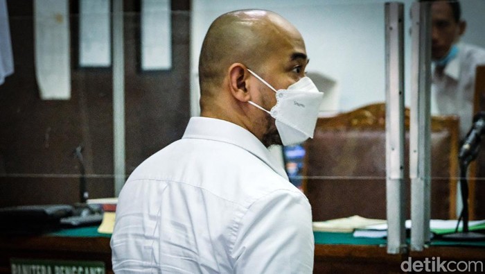 Tok! Keberatan Kompol Baiquni Ditolak di Kasus Perintangan Penyidikan Eksepsi atau nota keberatan Kompol Baiquni Wibowo ditolak majelis hakim PN Jaksel. Sidang perintangan penyidikan atau obstruction of justice kasus pembunuhan berencana terhadap Brigadir Yosua Hutabarat (Brigadir J) lanjut ke pembuktian.