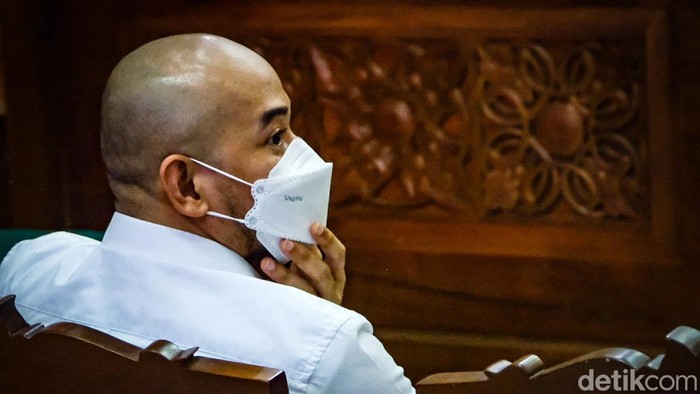 Tok! Keberatan Kompol Baiquni Ditolak di Kasus Perintangan Penyidikan Eksepsi atau nota keberatan Kompol Baiquni Wibowo ditolak majelis hakim PN Jaksel. Sidang perintangan penyidikan atau obstruction of justice kasus pembunuhan berencana terhadap Brigadir Yosua Hutabarat (Brigadir J) lanjut ke pembuktian.