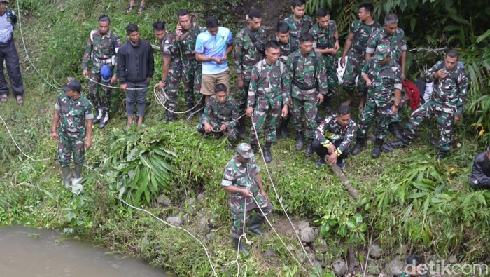 Tim SAR menyusuri sungai mencari Babinsa, Amiruddin yang hanyut di Sungai Maiting Toraja Utara, Sulawesi Selatan (Sulsel).