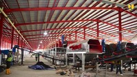 TPST ini didukung oleh pembanguna infrastruktur pendukung yang dibangun oleh Ditjen Cipta Karya Kementerian PUPR, seperti pembangunan hanggar, bangunan kantor, jalan akses, jembatan timbang, pos jaga, fasilitas air bersih, ruang genset, pos catat, bak pengumpul lindi, gapura dan pagar, lansekap, dan perlengkapan K3. Foto: Dok. Kementerian PUPR