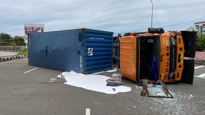 Truk terguling di Exit Tol Juanda, Depok (dok. Istimewa)