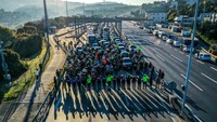 Para pekerja dan pengguna jalan raya berhenti dan mengheningkan cipta saat peringatan meninggalnya bapak modernisasi Turki, Mustafa Kemal Ataturk, di Istanbul (10/11/2021). (Muhammed Enes Yildirim/Getty Images)  