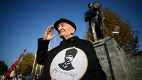 Ataturk meninggal dalam usia 57 karena sakit. Ribuan orang memberi penghormatan terakhir saat upacara pemakamannya. (Omer Urer/Getty Images)  