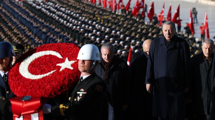 Turki Mengheningkan Cipta Saat Peringatan Meninggalnya Kemal Ataturk Warga Turki mengheningkan cipta saat peringatan meninggalnya bapak modernisasi Turki, Mustafa Kemal Ataturk, di kompleks makam Ataturk, di Ankara, (10/11). Ataturk melakukan modernisasi Turki, mengganti kesultanan menjadi negara moderen berbentuk republik.