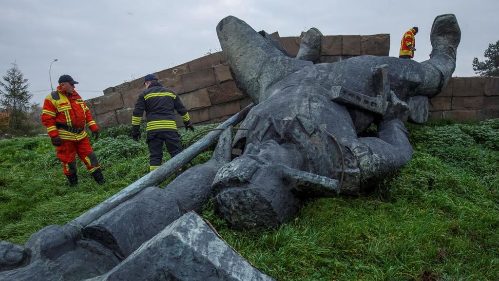 Ukraina Robohkan Monumen Pembebasan Soviet di Uzhgorod