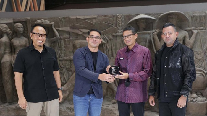 UMKM Diajak Naik Kelas Melalui Legendary Brand Festival Usaha mikro kecil menengah (UMKM) perlu meningkatkan kapasitas dan inovasi. Hal ini yang coba dilakukan dalam event 'Legendary Brand Festival'.
