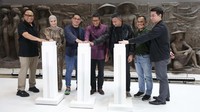 Menteri Pariwisata dan Ekonomi Kreatif Indonesia Sandiaga Salahuddin Uno, bersama Budi Handoko Co-founder dan COO Shipper Indonesia, Sayed Muhammad Founder & CEO USS Networks, Ana Miftahuddin Amin EVP & Chief Of Administration PT Paragon Technology and Innovation dan Zaskia Adya Mecca, aktris dan pelaku bisnis saat peluncuran Legendary Brand Festival di Jakarta, Kamis (11/10/2022).