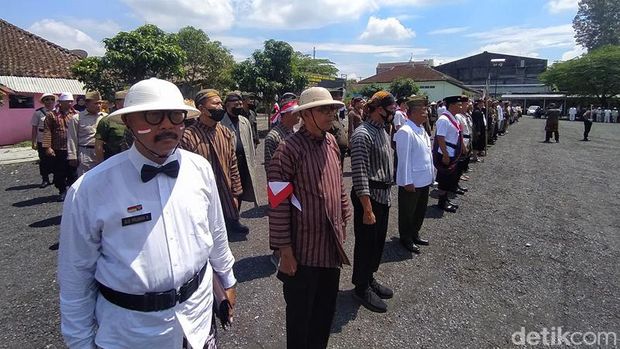 Suasana upacara Hari Pahlawan yang berlangsung di Polres Magelang Kota dengan peserta memakai kostum pejuang dan pahlawan.