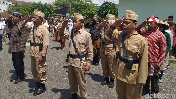 Suasana upacara Hari Pahlawan yang berlangsung di Polres Magelang Kota dengan peserta memakai kostum pejuang dan pahlawan.
