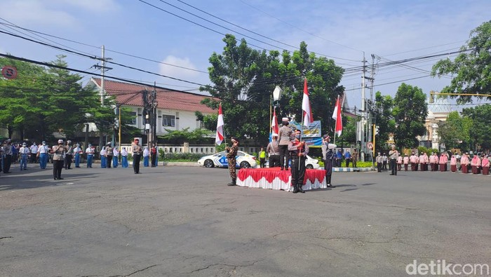Upacara dan mengheningan cipta Hari Pahlawan di simpang empat Jombang