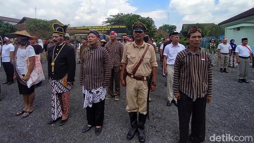 Suasana upacara Hari Pahlawan yang berlangsung di Polres Magelang Kota dengan peserta memakai kostum pejuang dan pahlawan.