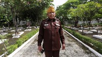 Poniran, salah satu veteran yang ikut melakukan tabur bunga di Taman Makan Pahlawan Patriot Bangsa Kota Bekasi.