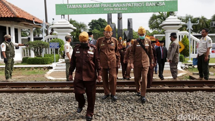Sejumlah veteran melakukan tabur bunga di Taman Makan Pahlawan Patriot Bangsa Kota Bekasi, Jawa Barat, Kamis (10/11/2022). Kegiatan dalam rangka memperingati Hari Pahlawan 10 November.