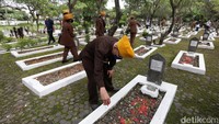 Sejumlah veteran memperingati Hari Pahlawan dengan melakukan tabur bunga di Taman Makan Pahlawan Patriot Bangsa Kota Bekasi.