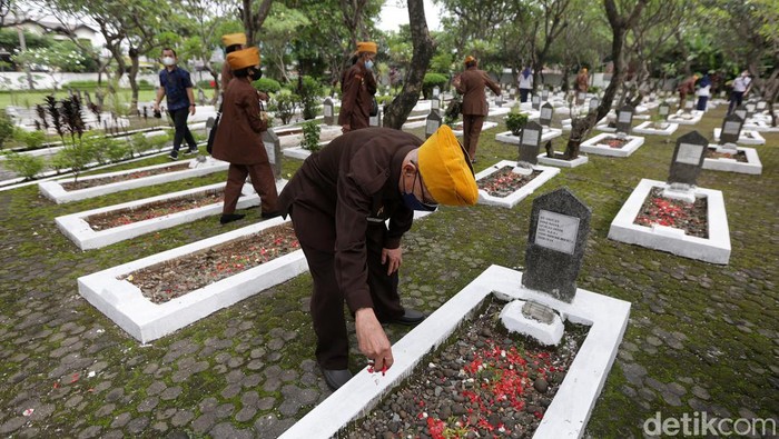 Veteran Tabur Bunga di Taman Makan Pahlawan Kota Bekasi Sejumlah veteran melakukan tabur bunga di Taman Makan Pahlawan Patriot Bangsa Kota Bekasi, Jawa Barat, Kamis (10/11/2022). Kegiatan dalam rangka memperingati Hari Pahlawan 10 November.