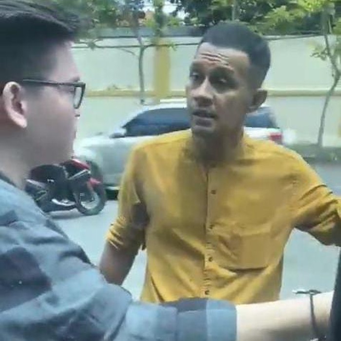 Viral pria pukul tongkat baseball