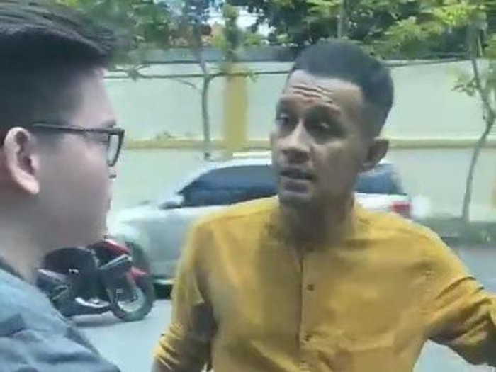Viral pria pukul tongkat baseball
