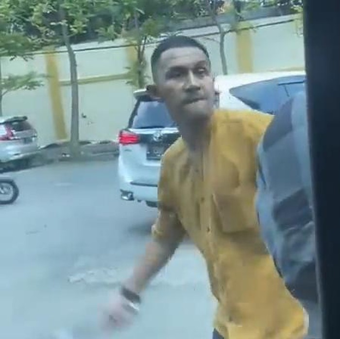 Viral pria pukul tongkat baseball