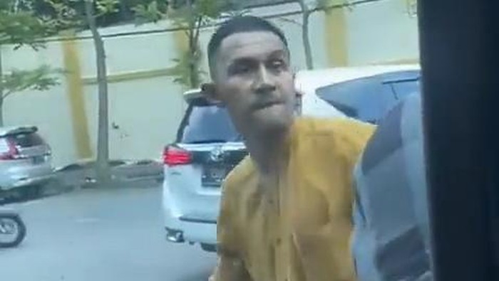 Viral pria pukul tongkat baseball