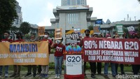 Massa tampak beraksi di depan kantor pusat Bank Mandiri, Jakarta.