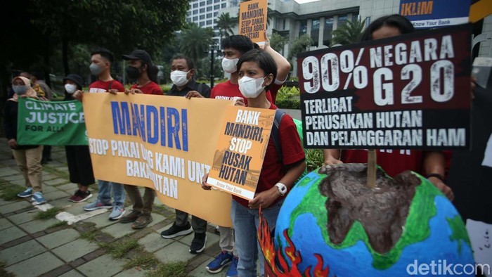Walhi Beraksi di Kantor Bank Mandiri, Ada Apa? Sejumlah aktivis berdemo di kantor Kemenkeu, OJK dan kantor Bank Mandiri, Jakarta. Mereka menyoroti bank-bank negara G20 telah mendanai kerusakan hutan.