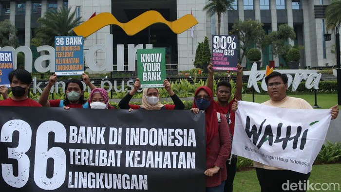 Walhi Beraksi di Kantor Bank Mandiri, Ada Apa? Sejumlah aktivis berdemo di kantor Kemenkeu, OJK dan kantor Bank Mandiri, Jakarta. Mereka menyoroti bank-bank negara G20 telah mendanai kerusakan hutan.