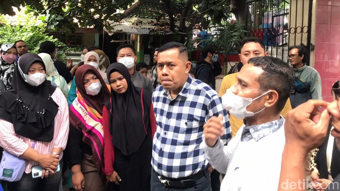 Wali Murid dan Anggota DPRD Depok Datangi SDN Pocin 1.
