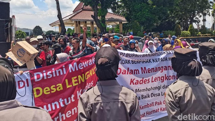 Warga Lengkong demo lagi desak kades yang dituding zina dicopot, Kamis (10/11/2022).