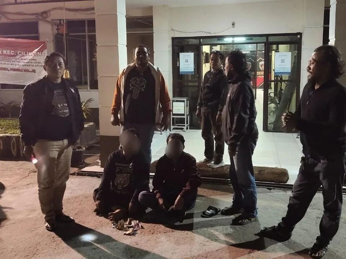 Warga yang resah atas aksi pungli yang dilakukan oknum ormas mengadu ke Polsek Cilincing via Instagram. Polisi merespons dengan menangkap 2 pelaku. (Instagram @polsek_cilincing_humas)