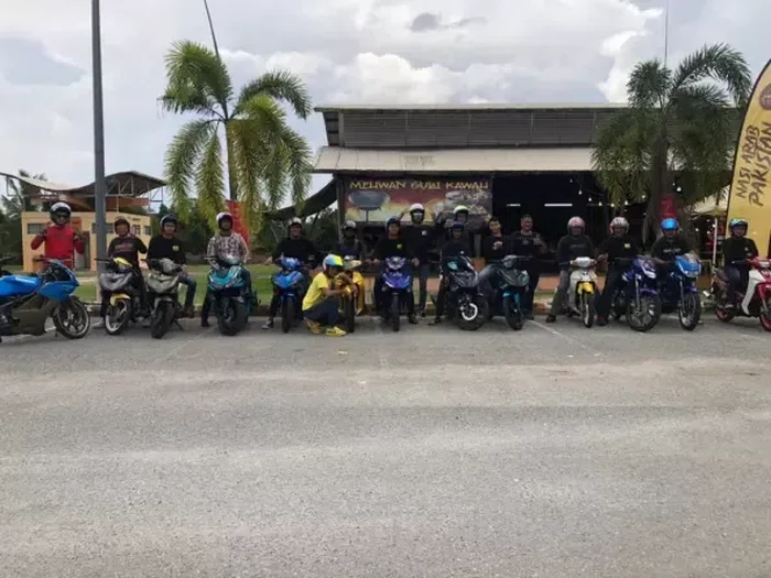 Warung makan minta diramaikan dengan editan foto. Justru benar-benar ramai karena komunitas motor.